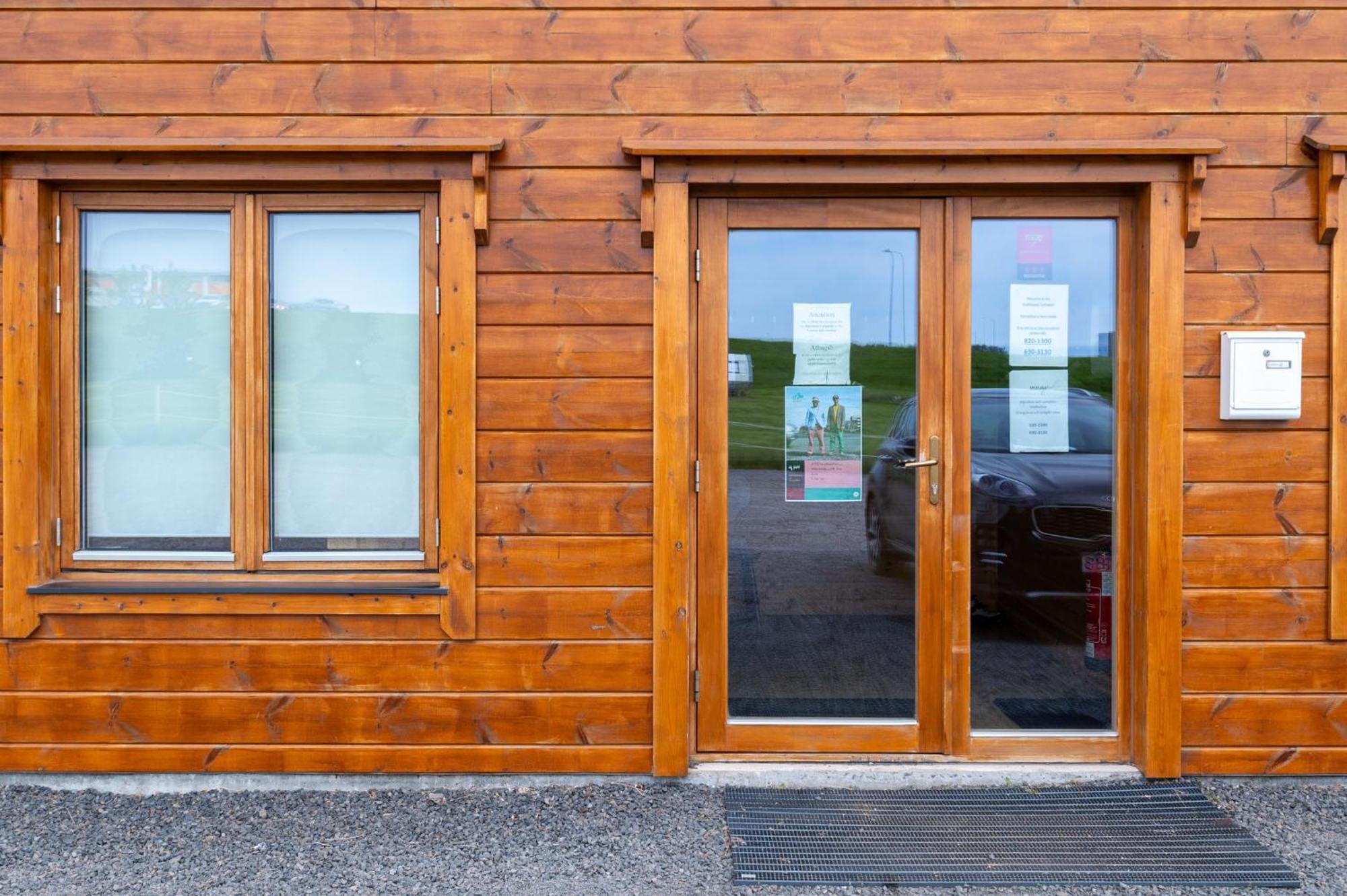 Gladheimar Guesthouse ブリョンドゥオース エクステリア 写真